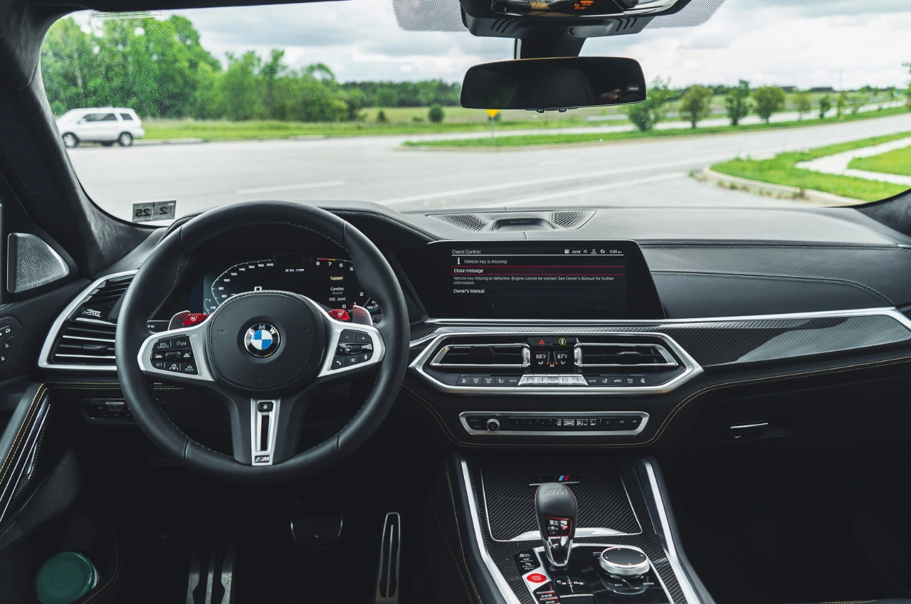 Innenansicht eines BMW mit modernem Cockpit, digitalem Display und sportlichem Lenkrad – ideal für die Ausbildung in der Führerscheinklasse B.